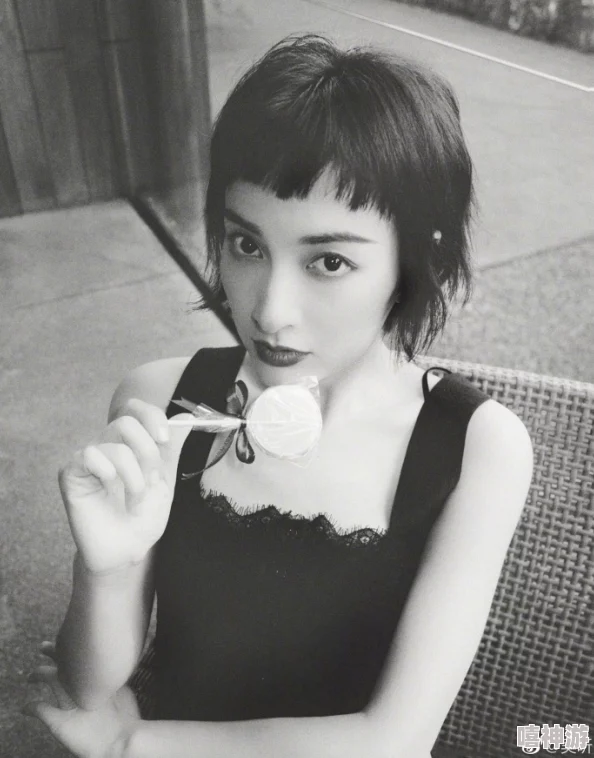 费爵娜：网友热议其在时尚界的影响力与个人风格，纷纷表达对她独特魅力的赞赏与期待