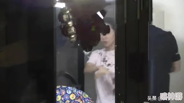 自己爬过来吃：某明星被拍到深夜独自现身餐厅，疑似与神秘人共进晚餐引发热议！