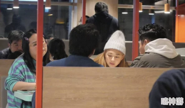 自己爬过来吃：某明星被拍到深夜独自现身餐厅，疑似与神秘人共进晚餐引发热议！