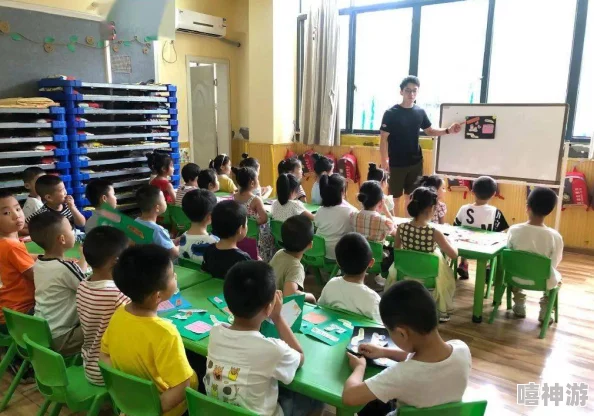 老师把露出来让我c了一节课，网友纷纷表示这样的教学方式太过大胆，引发了热议与讨论