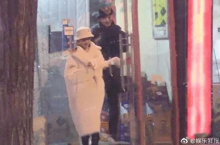 17一起草：传闻某知名明星与神秘人士秘密约会，背后真相引发网友热议！