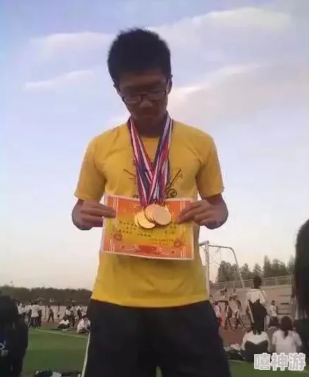 猛男的大粗鳮巴：网友热议其背后的健身秘诀与生活态度，纷纷表示佩服和羡慕，认为这是一种积极向上的表现