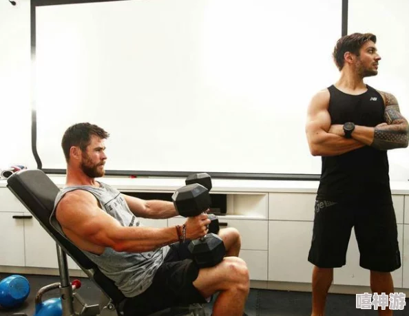 猛男的大粗鳮巴：网友热议其背后的健身秘诀与生活态度，纷纷表示佩服和羡慕，认为这是一种积极向上的表现