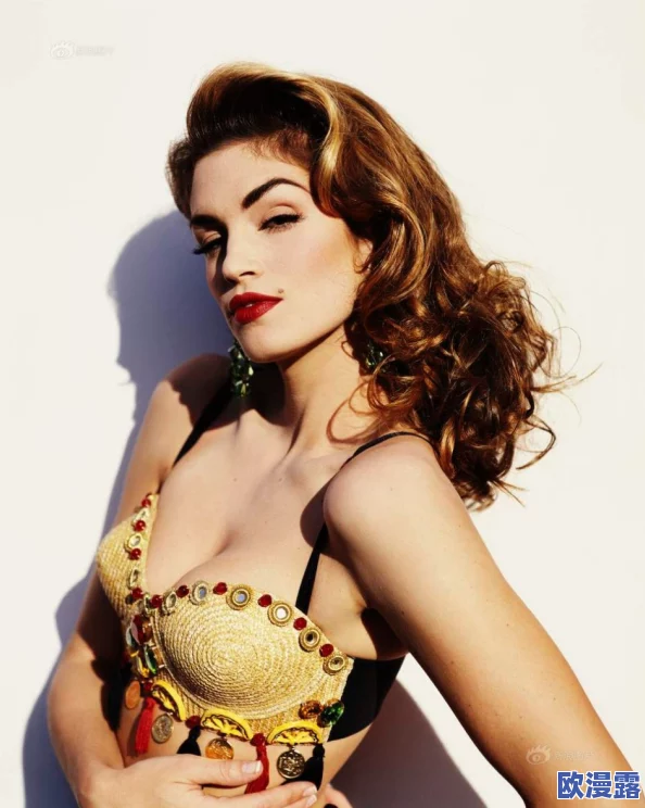 穿透的变性人与大阴茎进行粗暴的性行为,并在她的大胸部射精 - Atube.XXX：明星A被曝光与知名导演绯闻缠身