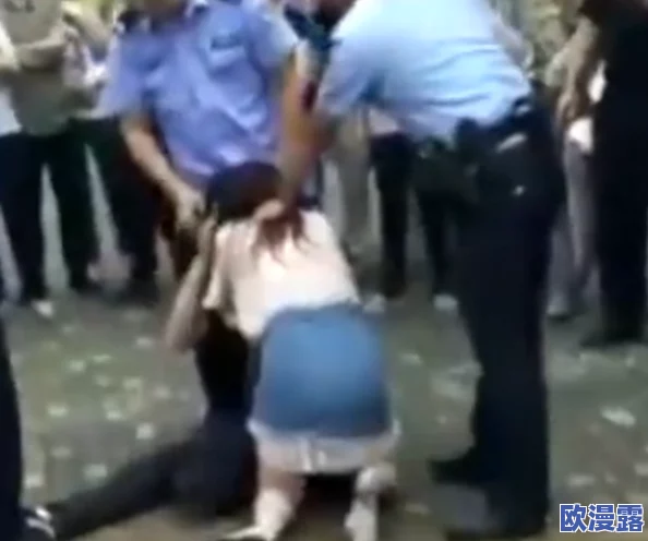 他扒开我的内裤把舌头伸进去 网友热议这段视频背后的故事引发众多猜测和讨论究竟是出于什么原因让人如此震惊