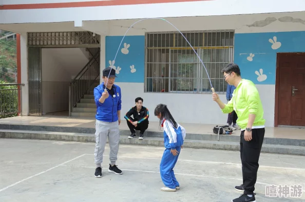 小孩半夜喂姐姐吃萝卜游戏，温馨有趣的家庭互动时刻，让人忍俊不禁的童趣瞬间引发热议