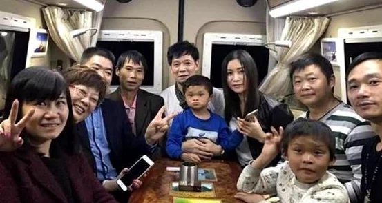 小孩儿半夜喂女神吃困吧，温馨瞬间感动无数网友，童真与偶像的奇妙互动引发热议