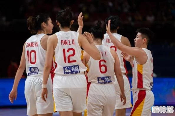 高中女篮比赛盛轮轩盛宴：激情四溢的赛场，年轻球员们展现出卓越技艺与团队精神，引发观众热烈欢呼