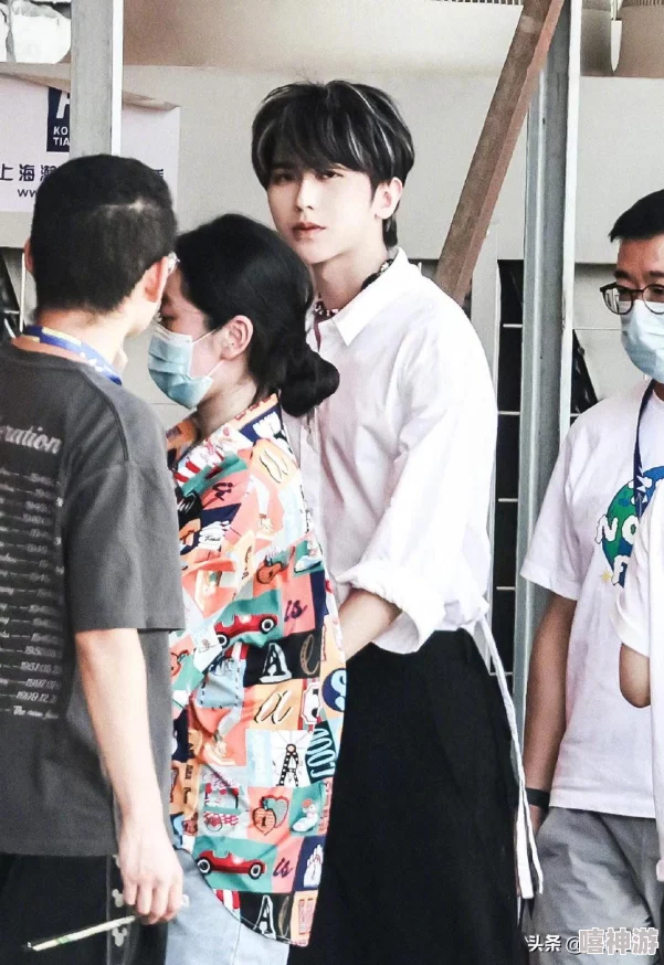 男生坤坤放女生坤坤，校园内外引发热议，网友纷纷讨论其背后的意义与影响