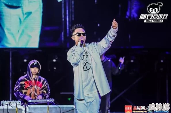 日本大妈rapper:年过六旬的她在音乐节上用饶舌表达生活智慧,赢得年轻观众热烈掌声 日本大妈rapper:年过六旬的她在音乐节上用饶舌表达生活智慧,赢得年轻观众热烈掌声
