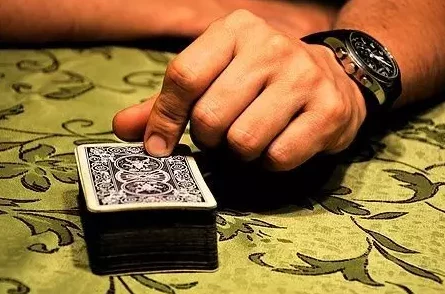 打扑克又痛又叫,游戏中的紧张与刺激让人欲罢不能,背后的心理战更是令人难以承受的压力 打扑克又痛又叫,游戏中的紧张与刺激让人欲罢不能,背后的心理战更是令人难以承受的压力