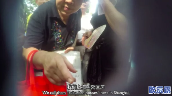震惊!美女露出让男生揉视频引发热议,网友纷纷讨论背后的故事与影响,真相令人意外! 震惊!美女露出让男生揉视频引发热议,网友纷纷讨论背后的故事与影响,真相令人意外!