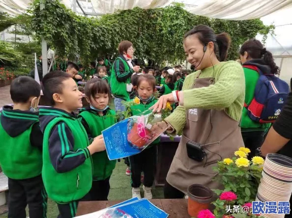 男女一起努力做豆浆,真是温馨的画面,合作的力量让生活更美好! 男女一起努力做豆浆,真是温馨的画面,合作的力量让生活更美好!