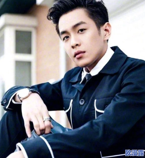 色噜噜色偷偷：某明星被拍到与神秘人士深夜约会引发热议网友纷纷猜测两人关系不一般是否在秘密交往