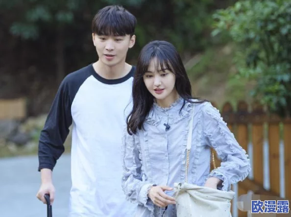 色噜噜色偷偷：某明星被拍到与神秘人士深夜约会引发热议网友纷纷猜测两人关系不一般是否在秘密交往