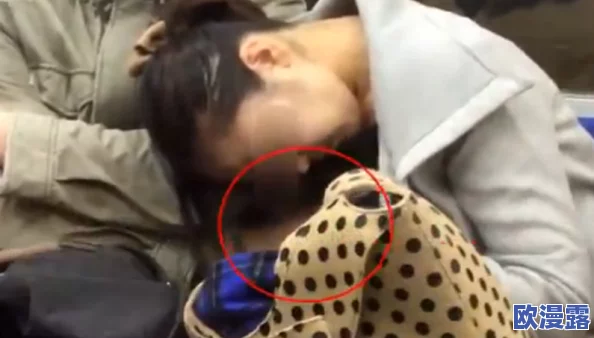 被男狂揉吃奶胸60分钟视惊爆！她在直播中意外曝光私密瞬间，网友们纷纷围观评论热议不已