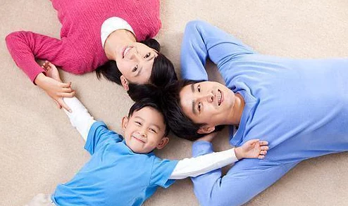 男女在床上的动作视频展现了亲密关系中的信任与理解，传递出爱的力量和相互支持的重要性，让人感受到温暖与幸福