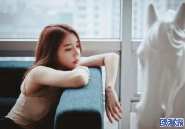 男女在床上的动作视频展现了亲密关系中的信任与理解，传递出爱的力量和相互支持的重要性，让人感受到温暖与幸福