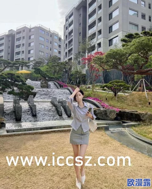 美女被扒开屁股进去的软件 网友评价：这个软件真是让人惊讶，功能丰富但也有些不适合所有人使用，建议谨慎选择