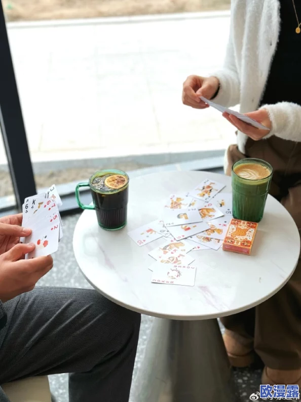 男女床上打扑克引发热议网友纷纷评论游戏与情感的微妙关系成为社交平台新话题