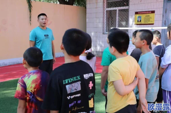 摸硬了体育老师的的大j8引发热议 学生们纷纷围观并讨论事件背后的真相 这究竟是玩笑还是误会呢