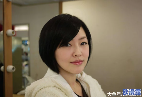 美女脱得一干二净露私位的照片展现了自信与勇气，鼓励每个人都要爱自己、接受自己，追求内心的真实美