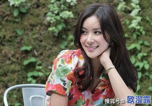 国产三级a引发热议主演私生活曝光与圈内好友关系紧密疑似恋情浮出水面网友纷纷猜测背后真相